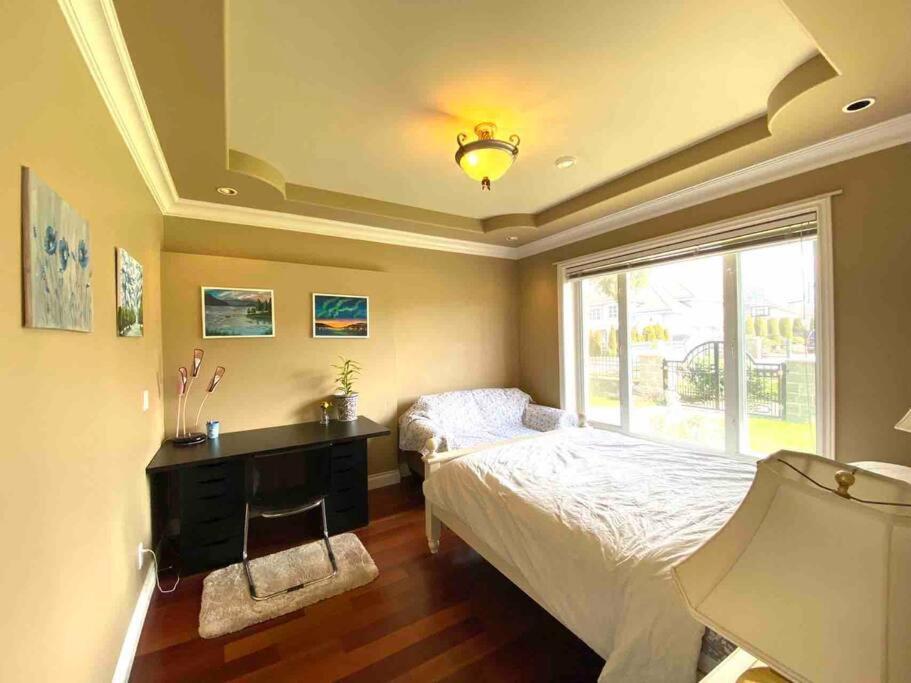 Lucky Suite, Two-Bedroom Suite With Independent Entrance In Richmond Close To Yvr Екстериор снимка
