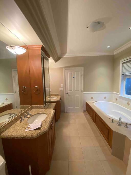 Lucky Suite, Two-Bedroom Suite With Independent Entrance In Richmond Close To Yvr Екстериор снимка