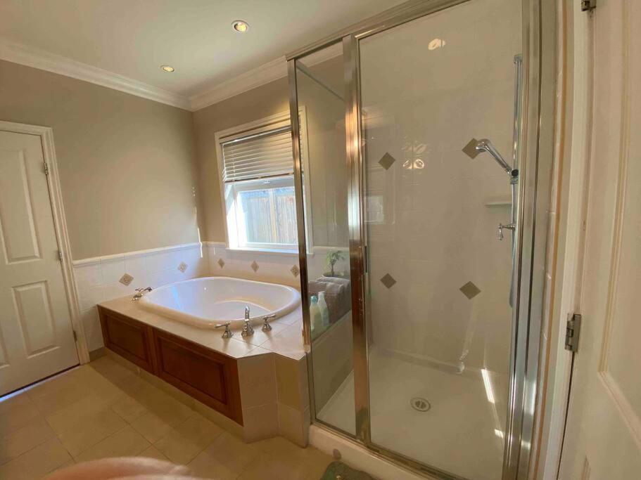 Lucky Suite, Two-Bedroom Suite With Independent Entrance In Richmond Close To Yvr Екстериор снимка